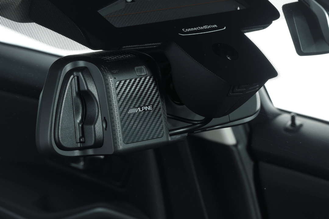 ETCカード出し入れLEDインジケーターの確認などの機能はそのまま使用できる専用設計。