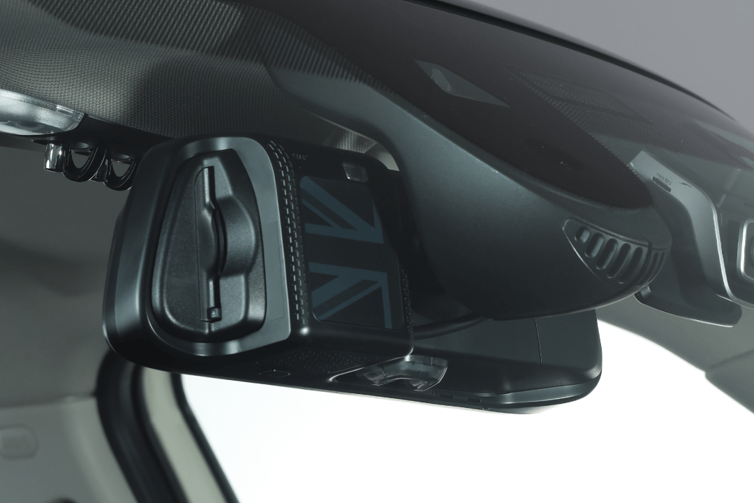 ETCカード出し入れLEDインジケーターの確認などの機能はそのまま使用できる専用設計。