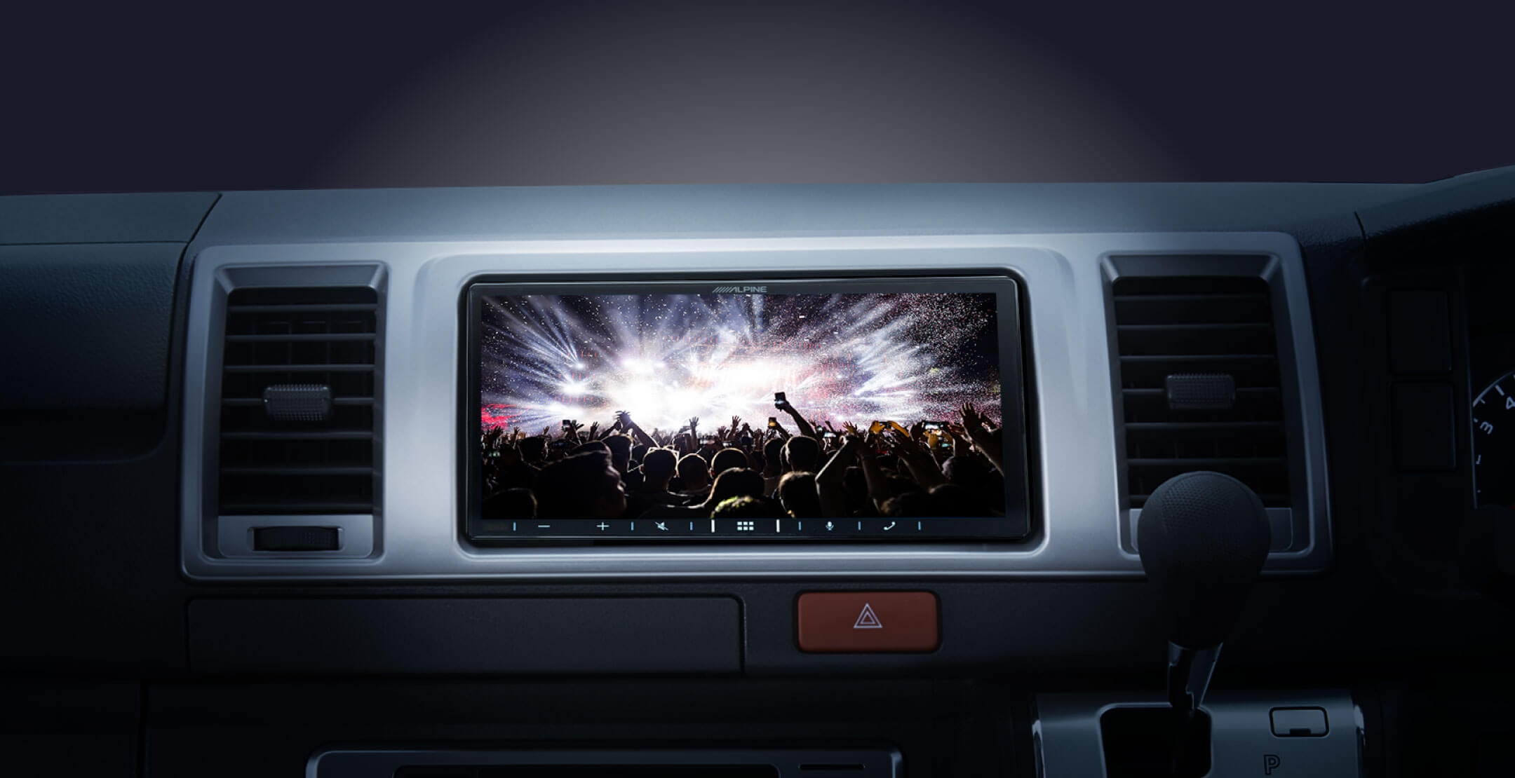 大画面だから迫力の映像が楽しめるスタイリッシュなデザインで浮遊感ある空間を演出