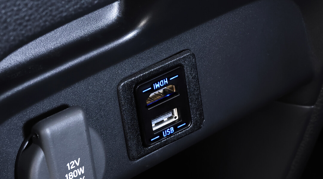 ビルトインUSB/HDMI接続ユニット同梱